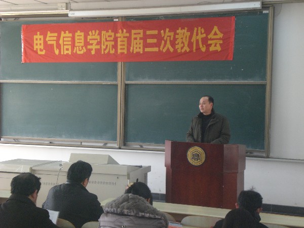 院长赵光兴做2010年海角社区
工作报告